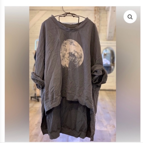 Magnolia Pearl Tops - Magnolia Pearl Hi-Lo Francis Full Moon Sweatshirt